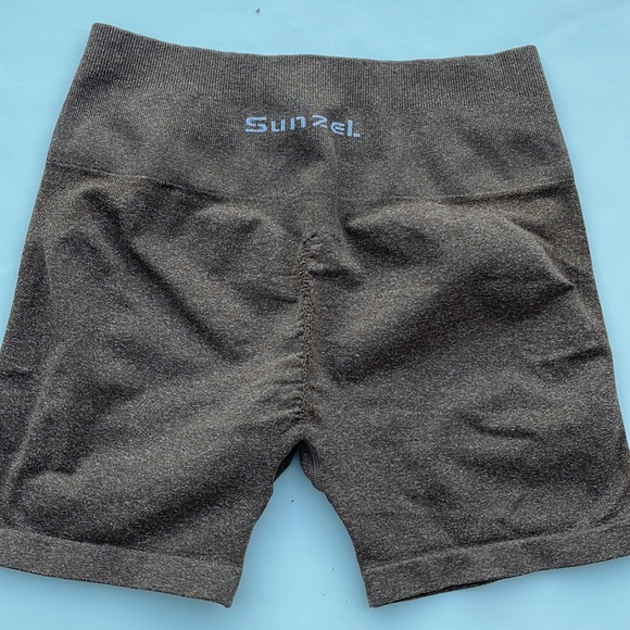 Sunzel fitness lifting yoga shorts taupe Med - Picture 2 of 6